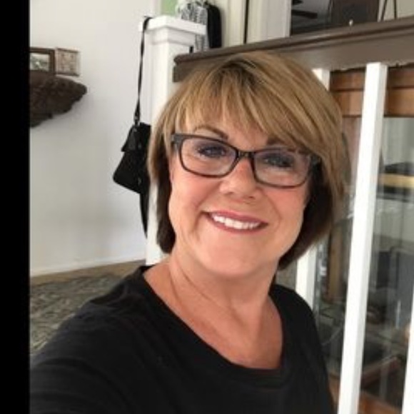 Meet your Posher, Janet - Picture 2 of 3